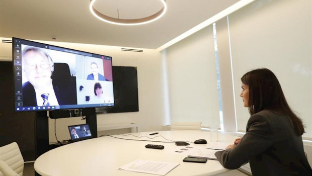 ep la reina se reune por videoconferencia con save the children