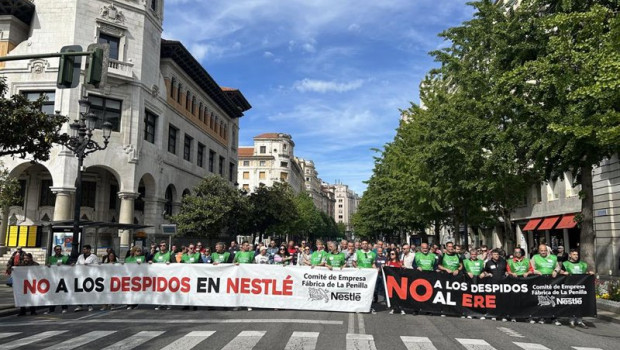 ep los trabajadores de nestle se concentran frente a la delegacion contra el ere
