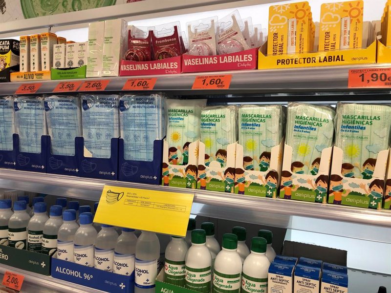 El Gobierno reduce a 72 céntimos el precio de las mascarillas quirúrgicas