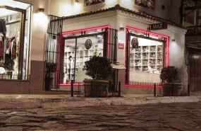 ep negocio con escaparate iluminado