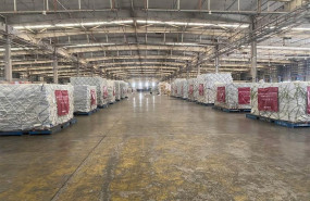 ep paquetes en un carguero preparados para ser enviados y en los que se incluyen las 300000