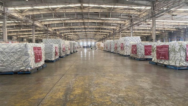 ep paquetes en un carguero preparados para ser enviados y en los que se incluyen las 300000