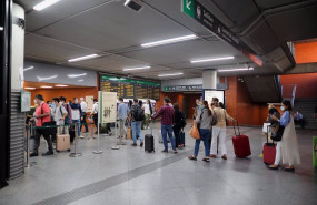 ep pasajeros realizan cola para entrar a un tren de la estacion de atocha renfe