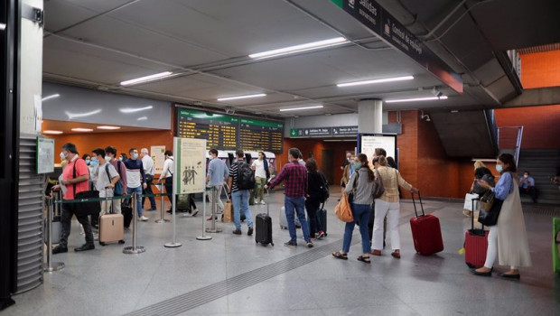 ep pasajeros realizan cola para entrar a un tren de la estacion de atocha renfe