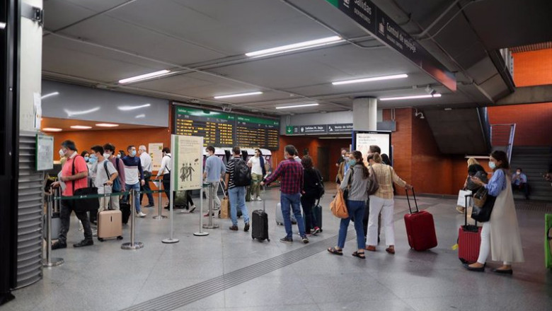 ep pasajeros realizan cola para entrar a un tren de la estacion de atocha renfe