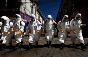 ep personal sanitario desinfecta las calles de la paz bolivia para evitar que se extienda todavia