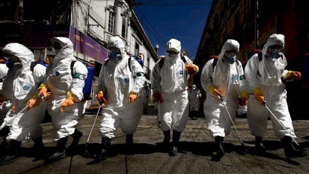 ep personal sanitario desinfecta las calles de la paz bolivia para evitar que se extienda todavia