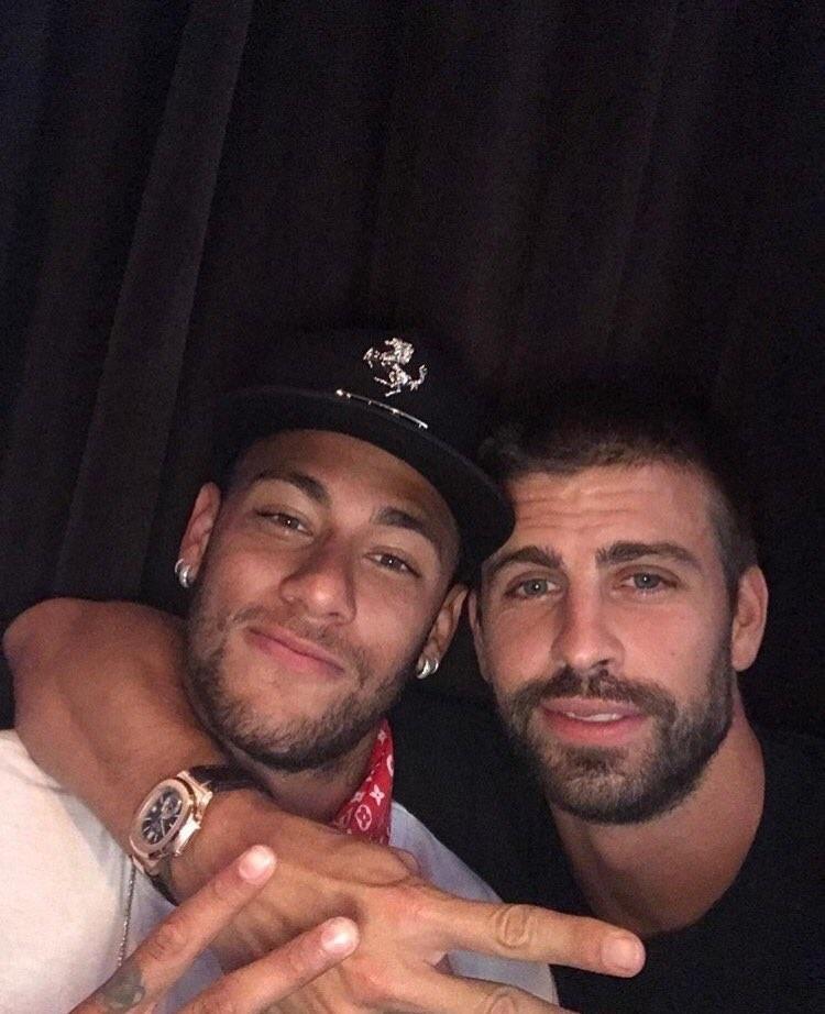 Piqué, abrazado a Neymar | TWITTER.COM/3GERARDPIQUE ep pique abrazadoneymar