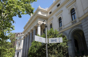 ep senal de la bolsa de madrid frente a la fachada del edificio en madrid espana a 27 de mayo de