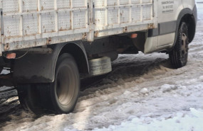 ep un camion se queda atascado en una calle por el hielo en madrid espana