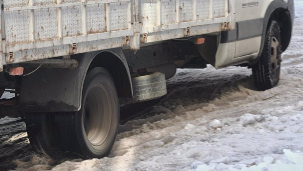 ep un camion se queda atascado en una calle por el hielo en madrid espana