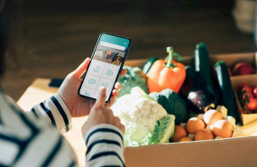ep un mujer comprando verduras frescas online con su smartphone a traves de una aplicacion