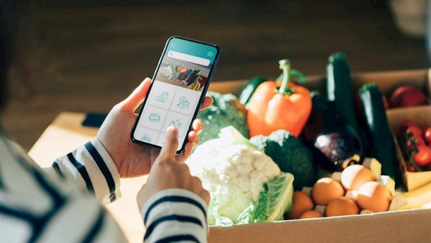 ep un mujer comprando verduras frescas online con su smartphone a traves de una aplicacion