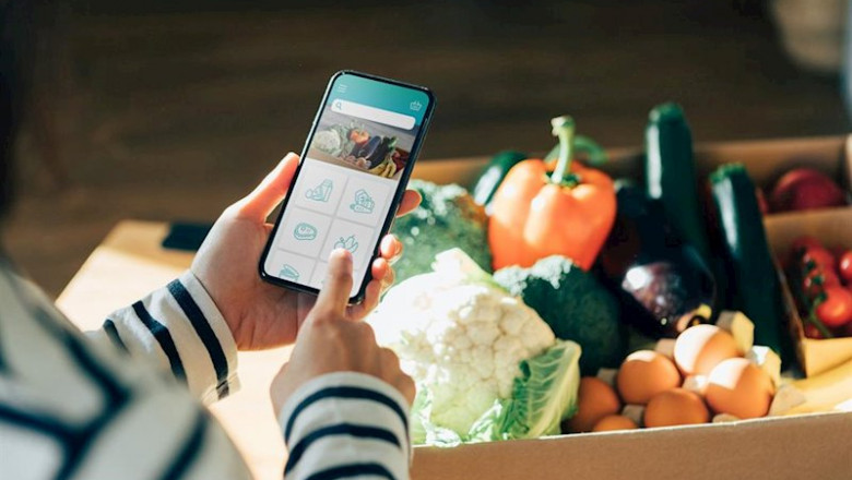Un mujer comprando verduras frescas 'online' con su smartphone a través de una aplicación | INDRA - Archivo ep un mujer comprando verduras frescas online con su smartphone a traves de una aplicacion