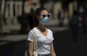 ep una mujer con mascarilla y gafas de sol