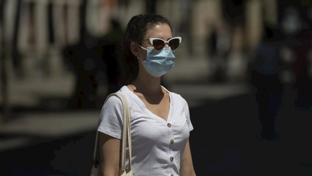 ep una mujer con mascarilla y gafas de sol