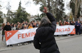 ep una mujer frente a la pancarta de las mujeres de ciudadanos en la manifestacion del 8m dia ep una mujer frente a la pancarta de las mujeres de ciudadanos en la manifestacion del 8m dia