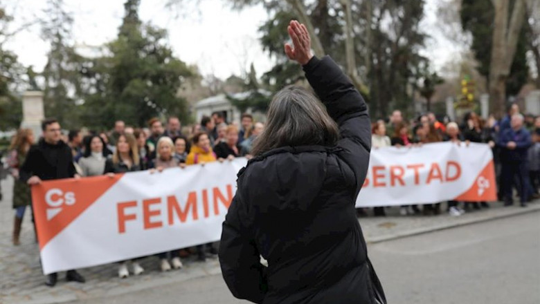 Una mujer frente a la pancarta de las mujeres de Ciudadanos en la manifestación del 8M (Día Internacional de la Mujer), en Madrid a 8 de marzo de 2020. | Jesús Hellín - Europa Press ep una mujer frente a la pancarta de las mujeres de ciudadanos en la manifestacion del 8m dia