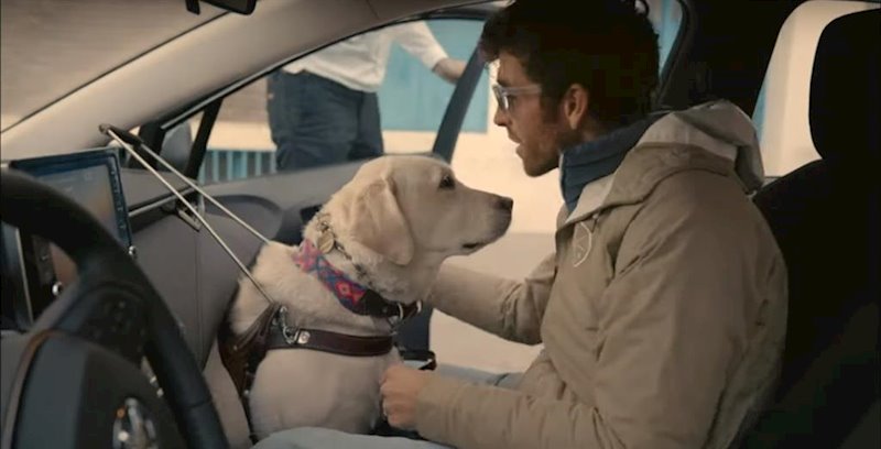 ep una persona ciega con discapacidad visual usa viaja como copiloto en un coche de cabify