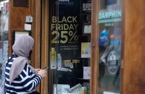 ep una persona pasa por delante de una tienda ep una persona pasa por delante de una tienda