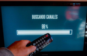 ep una persona utiliza su mando de la television para buscar canales en madrid espana a 7 de octubre ep una persona utiliza su mando de la television para buscar canales en madrid espana a 7 de octubre