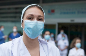 ep una sanitaria posa para la foto durante el homenaje a los sanitarios del hospital fundacion
