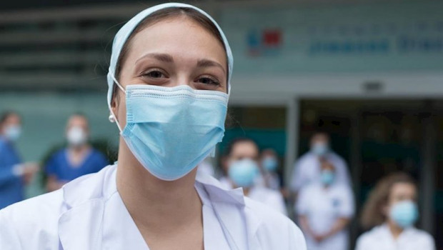 ep una sanitaria posa para la foto durante el homenaje a los sanitarios del hospital fundacion