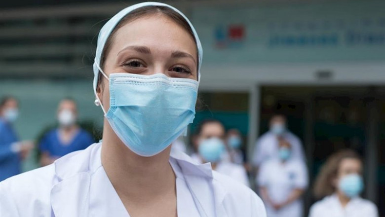 Una sanitaria posa para la foto durante el homenaje a los Sanitarios del Hospital Fundación Jiménez Díaz durante la pandemia de Covid-19 en Abril 21, 2020 in Madrid, España | Joaquin Corchero / Europa Press ep una sanitaria posa para la foto durante el homenaje a los sanitarios del hospital fundacion