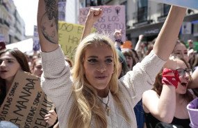 ep valeria quer hermana de diana quer portando una pancarta durante la manifestacion en madrid