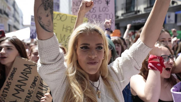 ep valeria quer hermana de diana quer portando una pancarta durante la manifestacion en madrid
