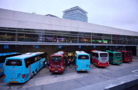ep varios buses en la estacion de autobuses de mendez alvaro