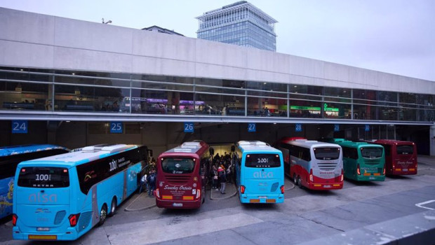 ep varios buses en la estacion de autobuses de mendez alvaro