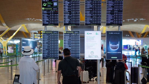 ep varios viajeros en la terminal 4 del aeropuerto adolfo suarez madrid barajas a 24 de julio de