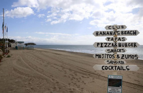 ep vistas del paseo maritimo de la carihuela en torremolinos donde chiringuitos y establecimientos