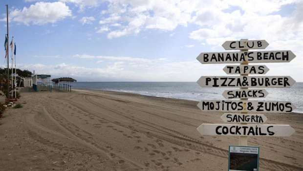 ep vistas del paseo maritimo de la carihuela en torremolinos donde chiringuitos y establecimientos