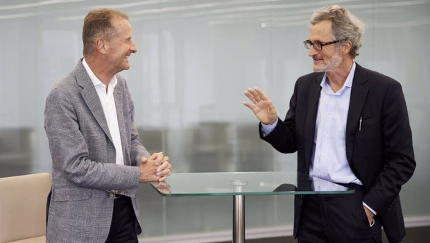 ep a la izquierda el consejero delegado de volkswagen herbert diess