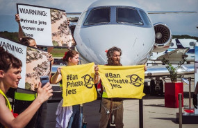 ep activistas interrumpen el trafico aereo de ginebra en protesta por la contaminacion de los ep activistas interrumpen el trafico aereo de ginebra en protesta por la contaminacion de los