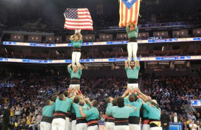 ep actuacion de los castellers de vilafranca en el chase center de san fransisco durante un partido