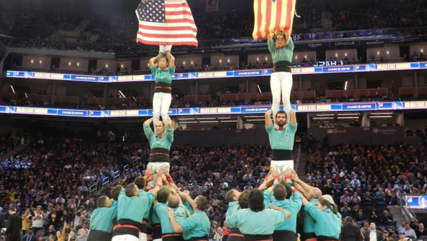 ep actuacion de los castellers de vilafranca en el chase center de san fransisco durante un partido