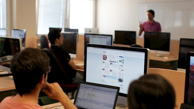 ep alumnos de la universidad de jaen en un aula con ordenadores