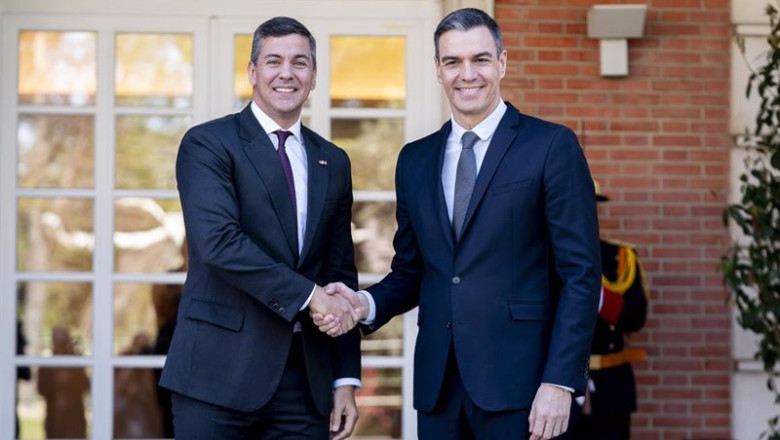 Archivo - El presidente del Gobierno, Pedro Sánchez junto al presidente de Paraguay, Santiago Peña. Imagen de archivo. | A. Pérez Meca - Europa Press - Archivo ep archivo el presidente del gobierno pedro sanchez junto al presidente de paraguay santiago pena