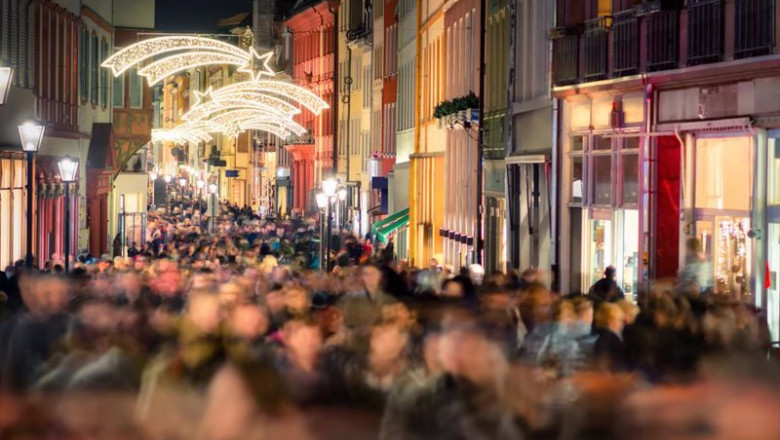 Archivo - Large crowd of people hustling and shopping in a pedestrian area in Heidelberg, Germany, for Christmas | SMILEUS - Archivo ep archivo large crowd of people hustling and shopping in a pedestrian area in heidelberg germany