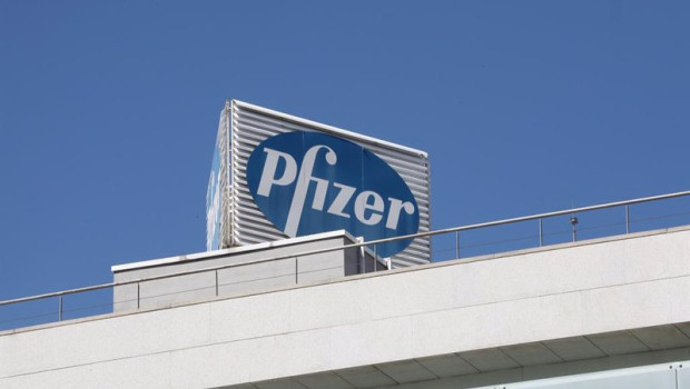 ep archivo   logo de pfizer en el edificio de los laboratorios de la marca en madrid espana a 2020
