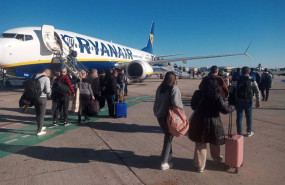 ep archivo   pasajeros de un vuelo de ryanair suben a bordo de un avion estacionado en el aeropuerto
