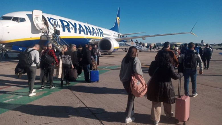 ep archivo   pasajeros de un vuelo de ryanair suben a bordo de un avion estacionado en el aeropuerto