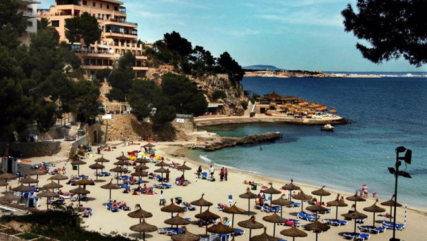 ep archivo   playa de illetes baleares turistas mar