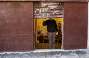 ep archivo   un autonomo echa el cierre de su negocio tras su jornada laboral en madrid espana a 24