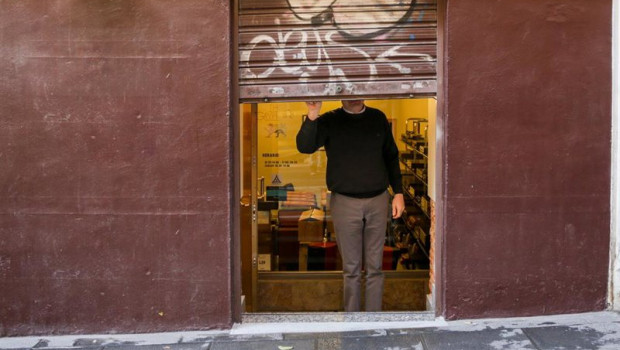 ep archivo   un autonomo echa el cierre de su negocio tras su jornada laboral en madrid espana a 24