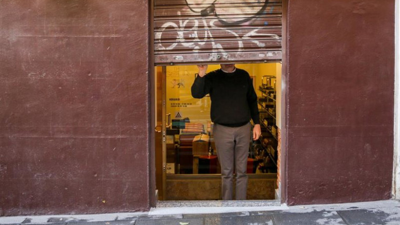 ep archivo   un autonomo echa el cierre de su negocio tras su jornada laboral en madrid espana a 24