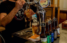 ep archivo   un camarero tira una cerveza artesanal en uno de los bares que participan en artesana